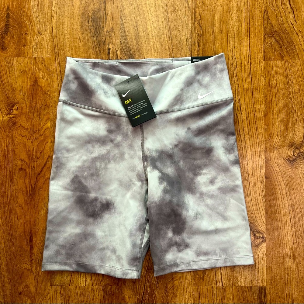 NWT Nike One Dri-Fit Bike / Yoga Shorts Women’s Medium MSRP $45